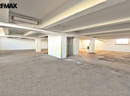 Pronájem skladovací prostor, 303 m²