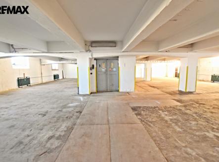 Pronájem skladovací prostor, 303 m²