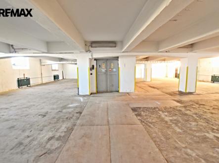 Pronájem skladu, 303 m²