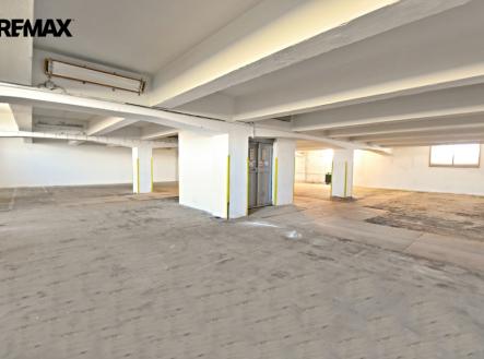 Pronájem skladu, 303 m²