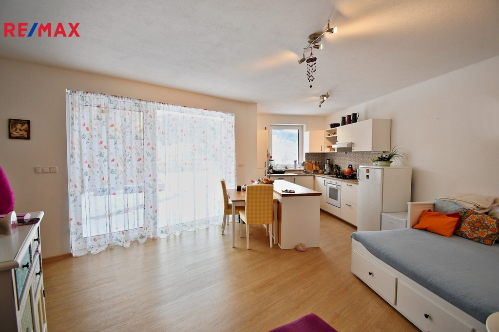 OBÝVACÍ POKOJ S KUCHYŇSKÝM KOUTEM