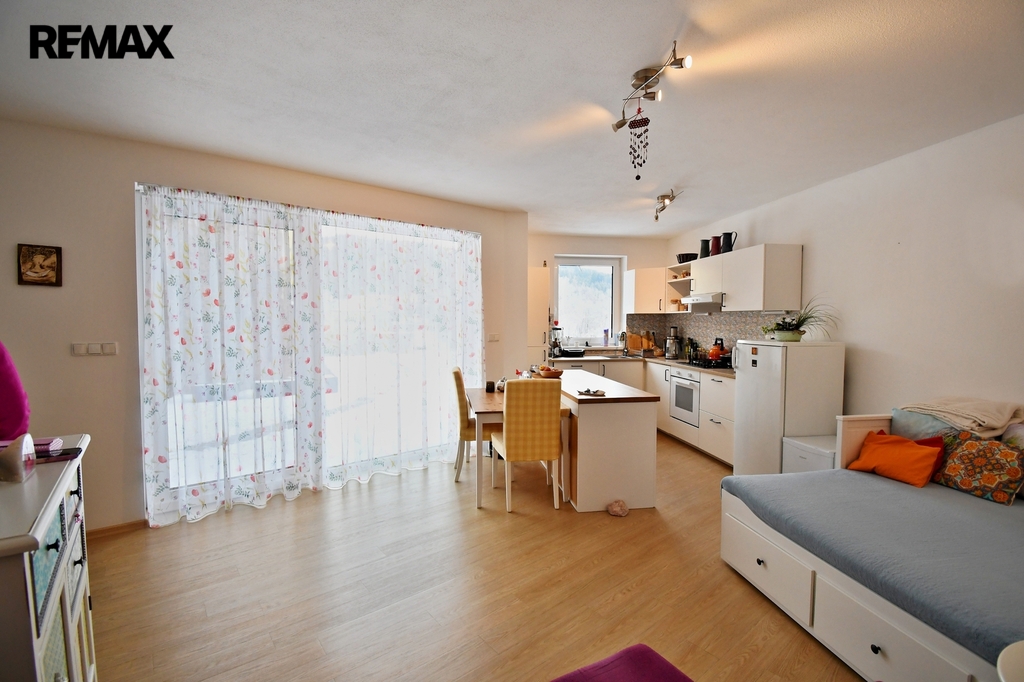 OBÝVACÍ POKOJ S KUCHYŇSKÝM KOUTEM