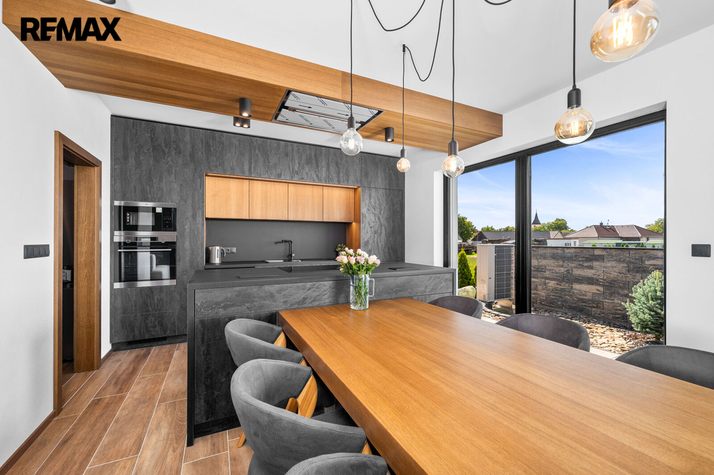 kuchyně s obývacím pokojem