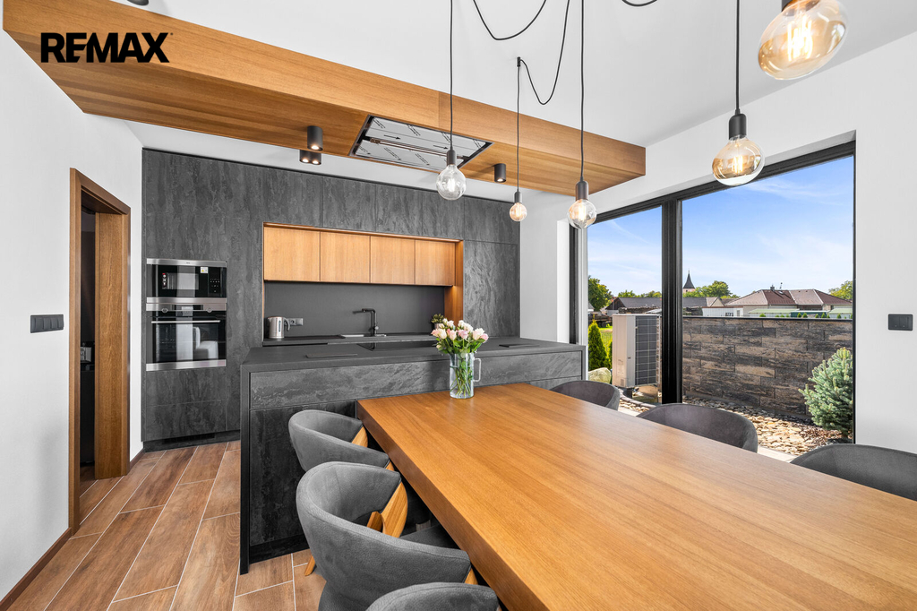 kuchyně s obývacím pokojem