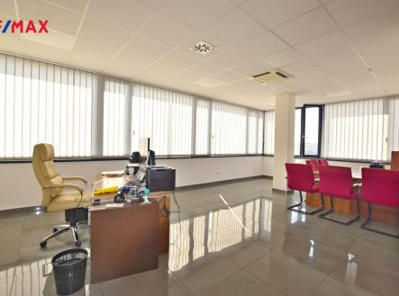 Pronájem kanceláře, 252 m²