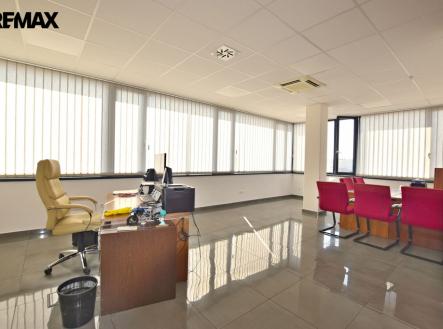 Pronájem kanceláře, 252 m²