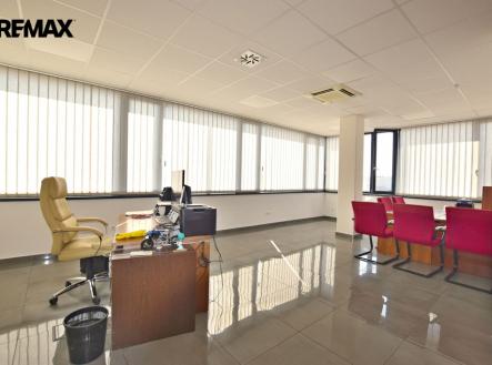 Pronájem kanceláře, 252 m²