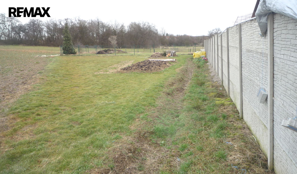 Pohled na pozemek při jeho spodním okraji,