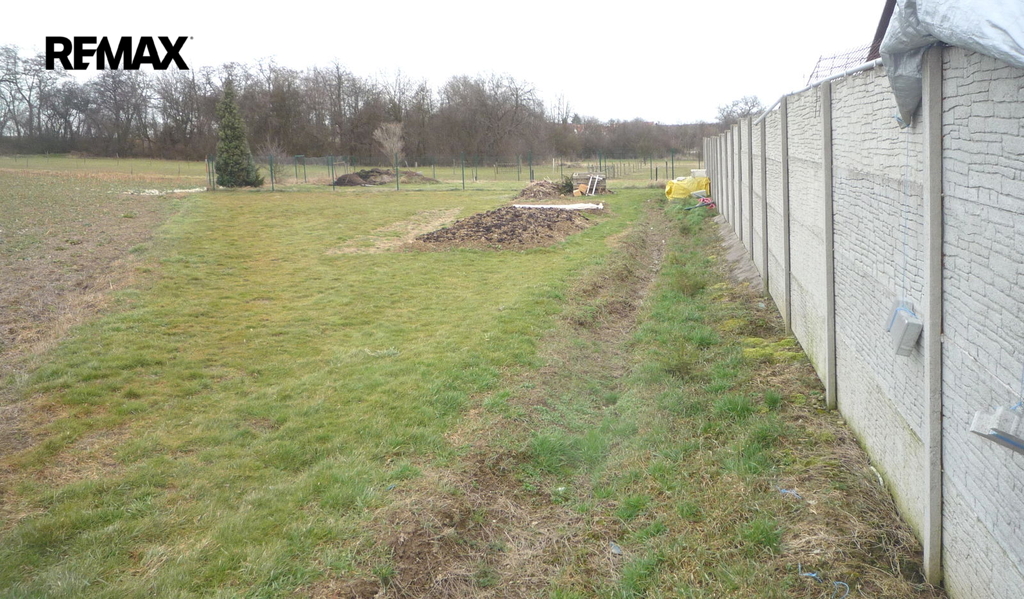 Pohled na pozemek při jeho spodním okraji,