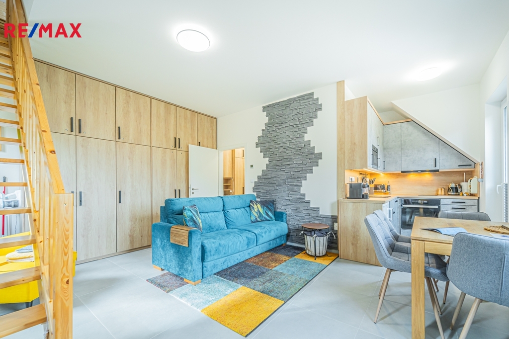 Obývací pokoj s kuchyní