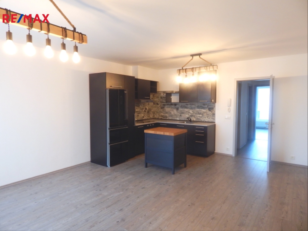 Obývací pokoj s linkou