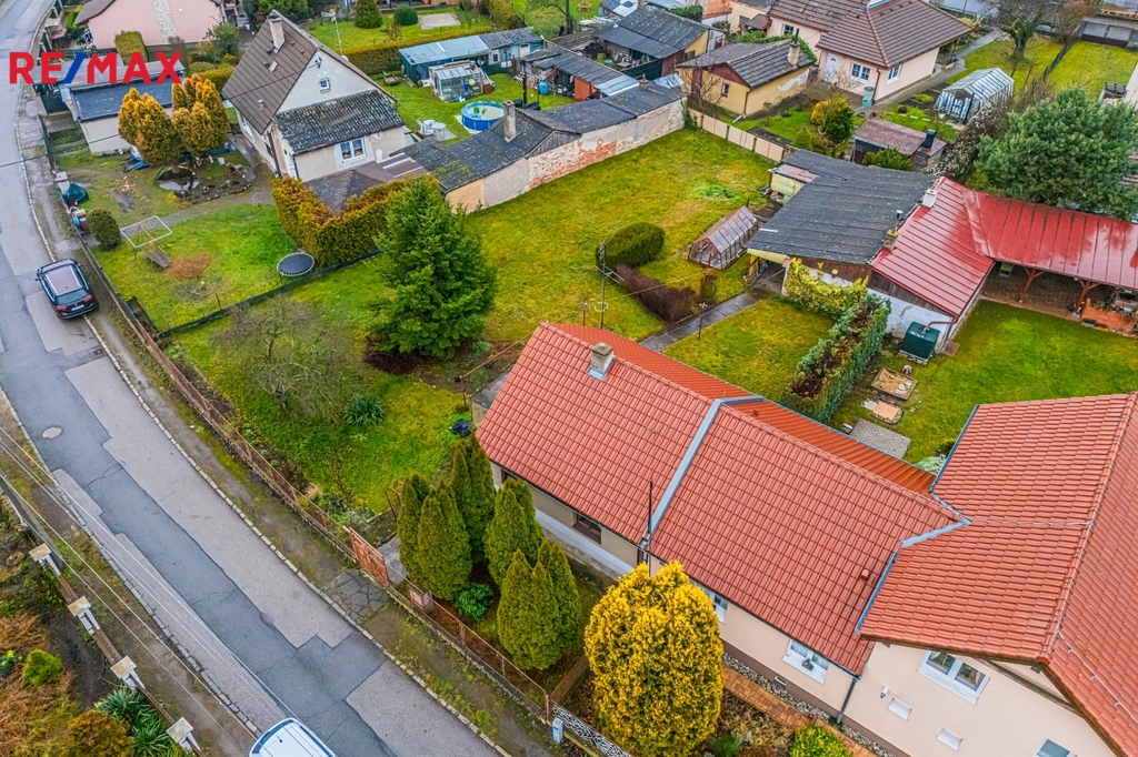 Pohled na dům a pozemek