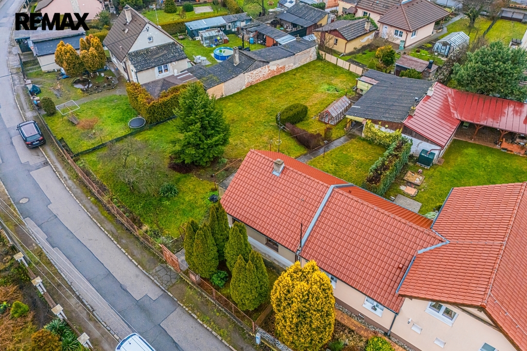 Pohled na dům a pozemek