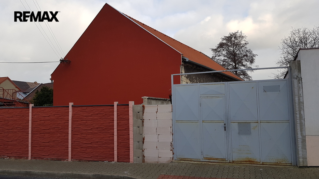 Pohled z ulice, vjezd