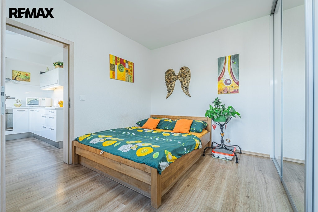 ložnice s manželskou postelí