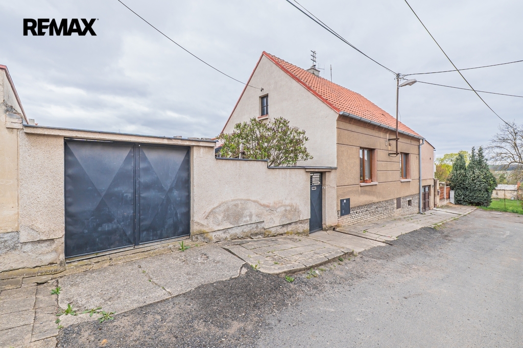 pohled na dům z ulice