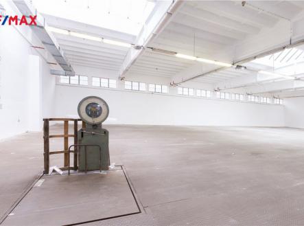 Pronájem - skladovací prostor, 490 m²