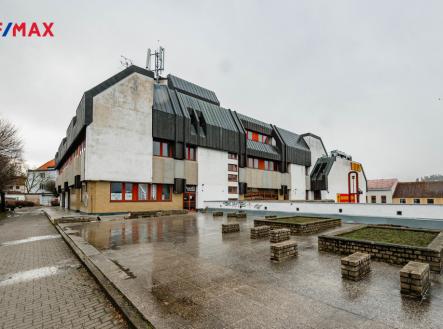 Pronájem obchodní prostor, 1 305 m²