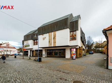 Pronájem obchodní prostor, 1 305 m²