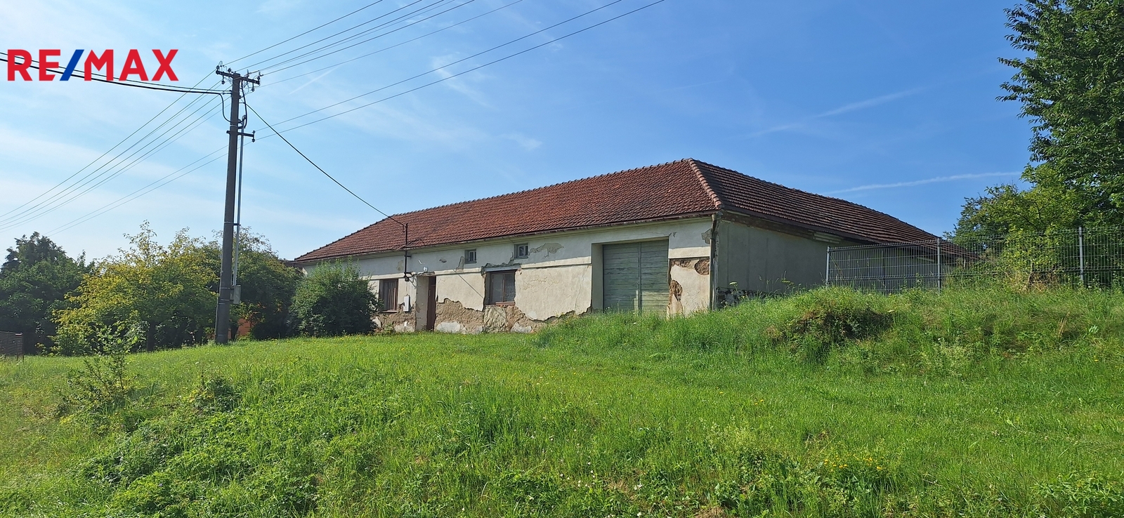 Pohled na dům z hlavní cesty