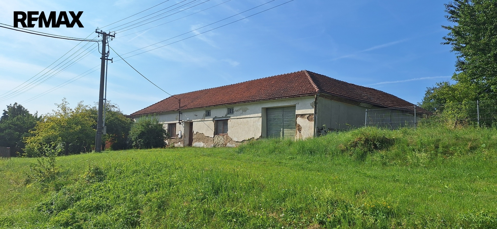 Pohled na dům z hlavní cesty