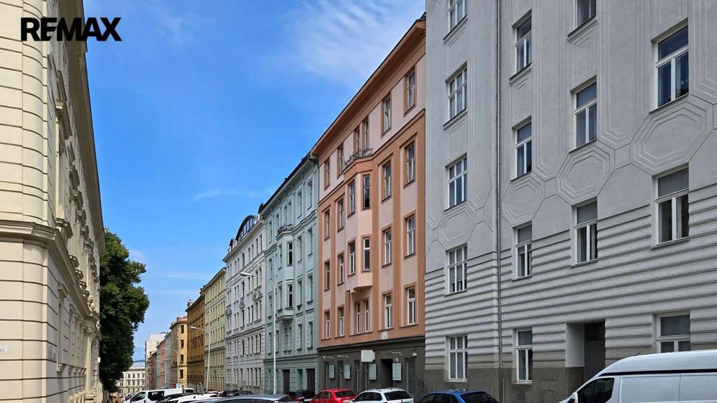 Pohled na bytový dům s provozovnou v přízemí