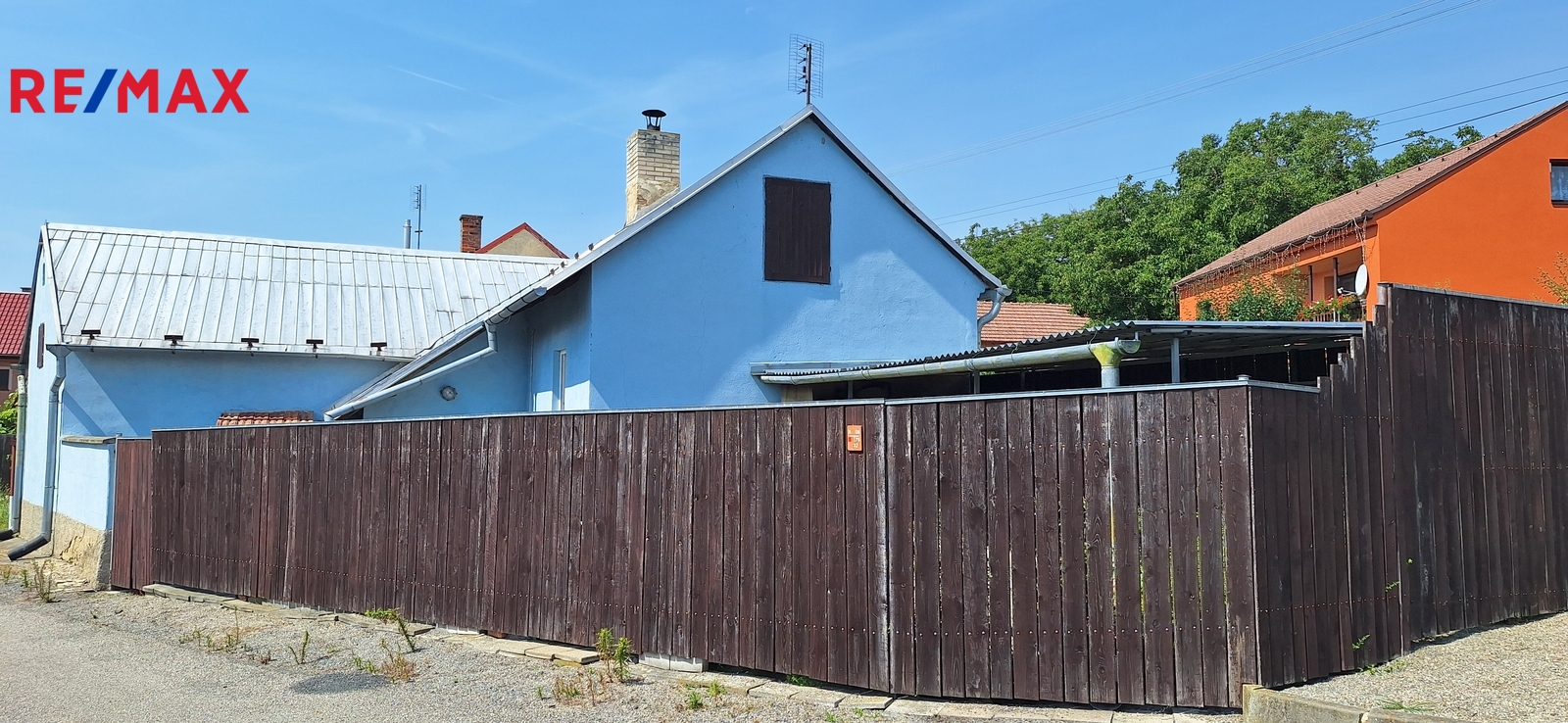 Pohled na dům z ulice