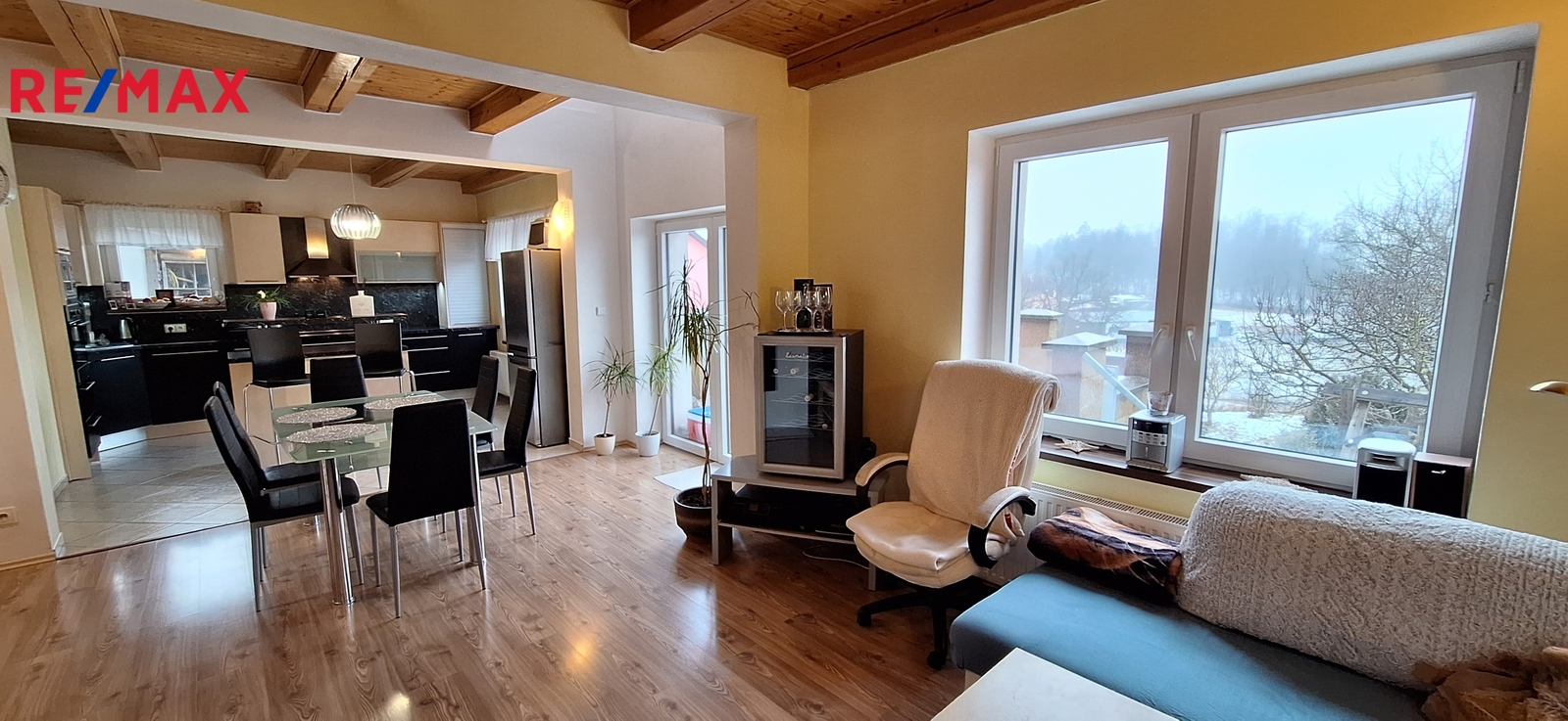 Obývací pokoj s kuchyní