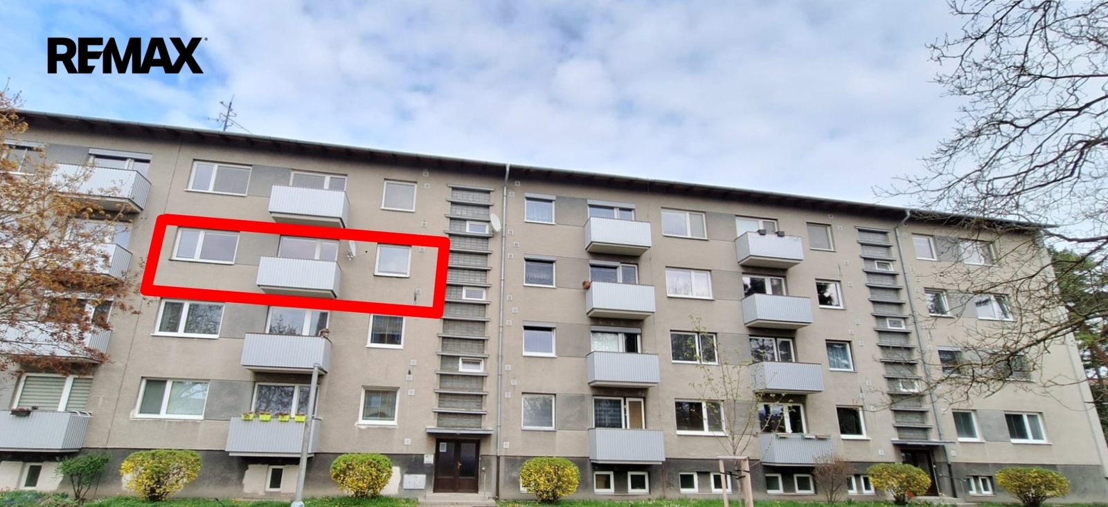 Pohled na budovu z parkoviště