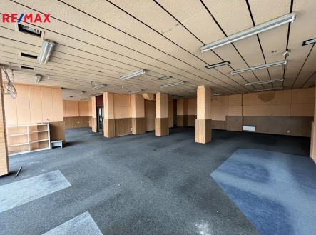 Pronájem - obchodní prostor, 274 m²