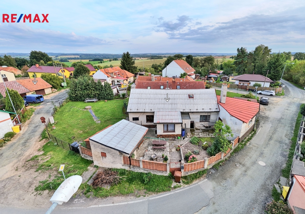 pohled na dům a stodolu