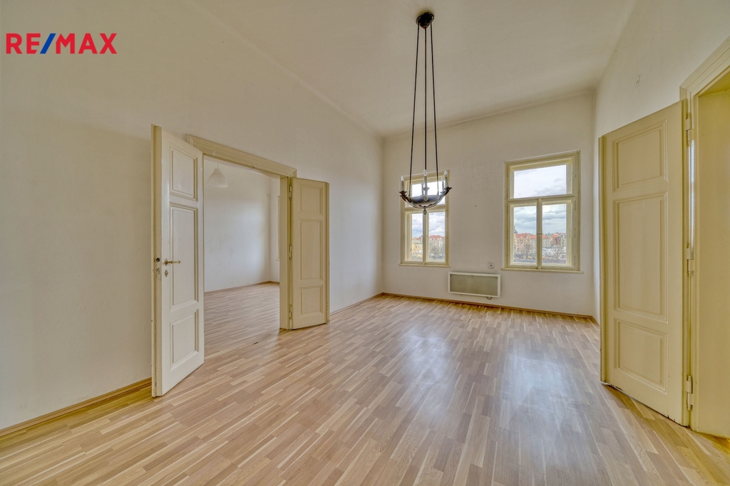 prostřední pokoj s výhledem na řeku