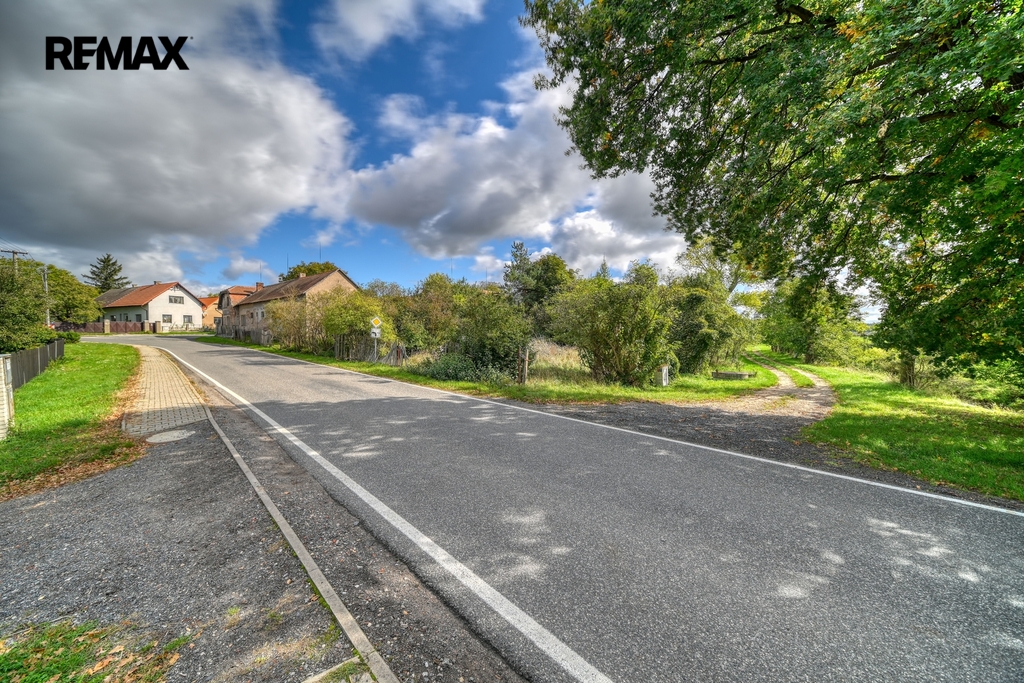 pohled na pozemek z hlavní příjezdové komunikace