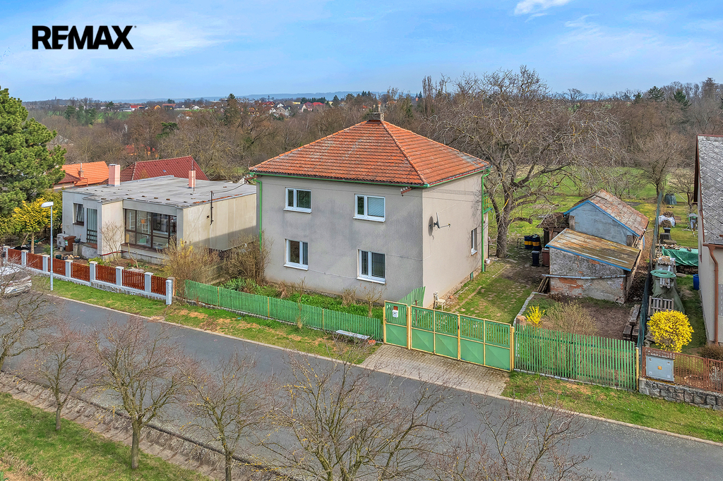 pohled na dům z ulice