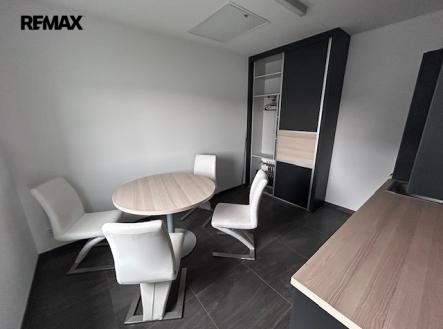 Pronájem obchodní prostory, 360 m²
