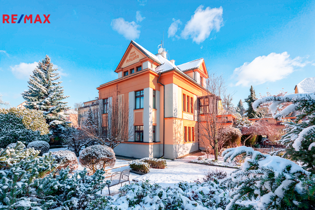 Pohled na vilu ze zahrady