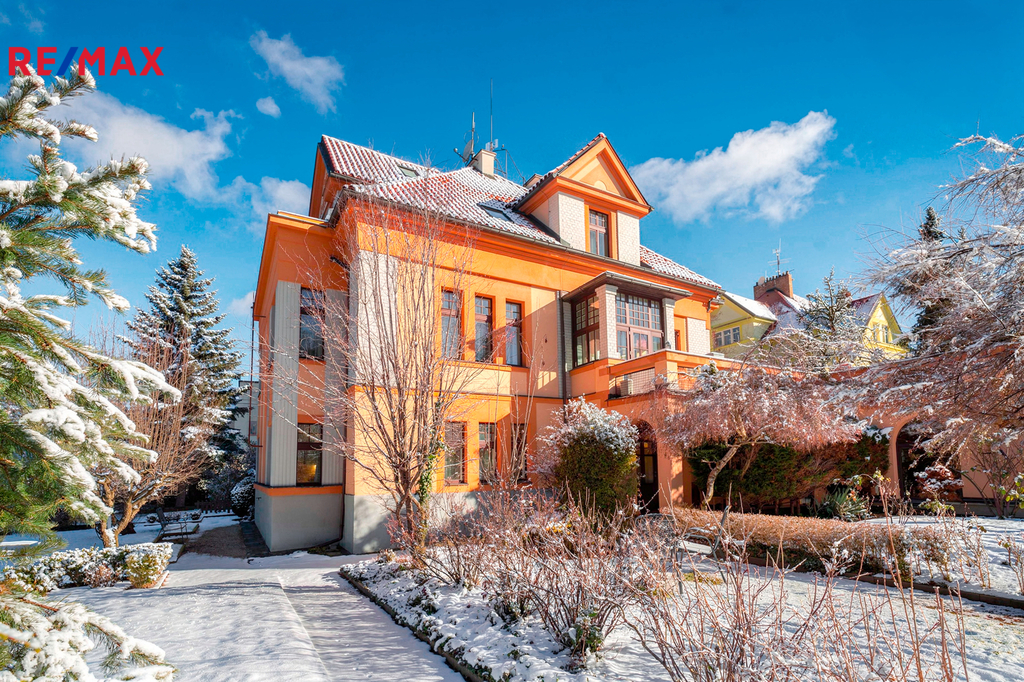 Pohled na vilu a sluneční terasu