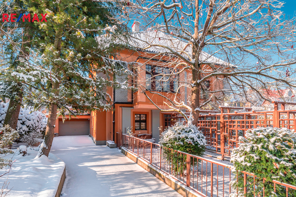 Pohled na vilu příjezdová cesta