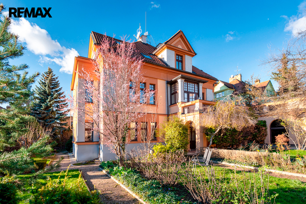 Pohled na vilu a sluneční terasu