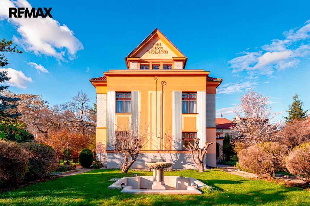 Kašna s fontánou a pohled na vilu ze zahrady