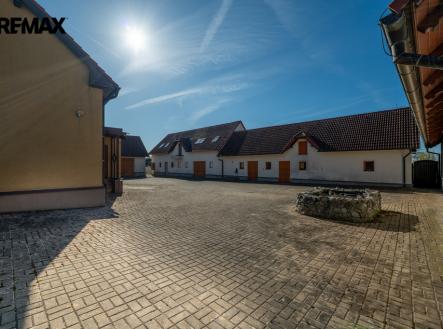 Prodej nájemního domu, 1 145 m²