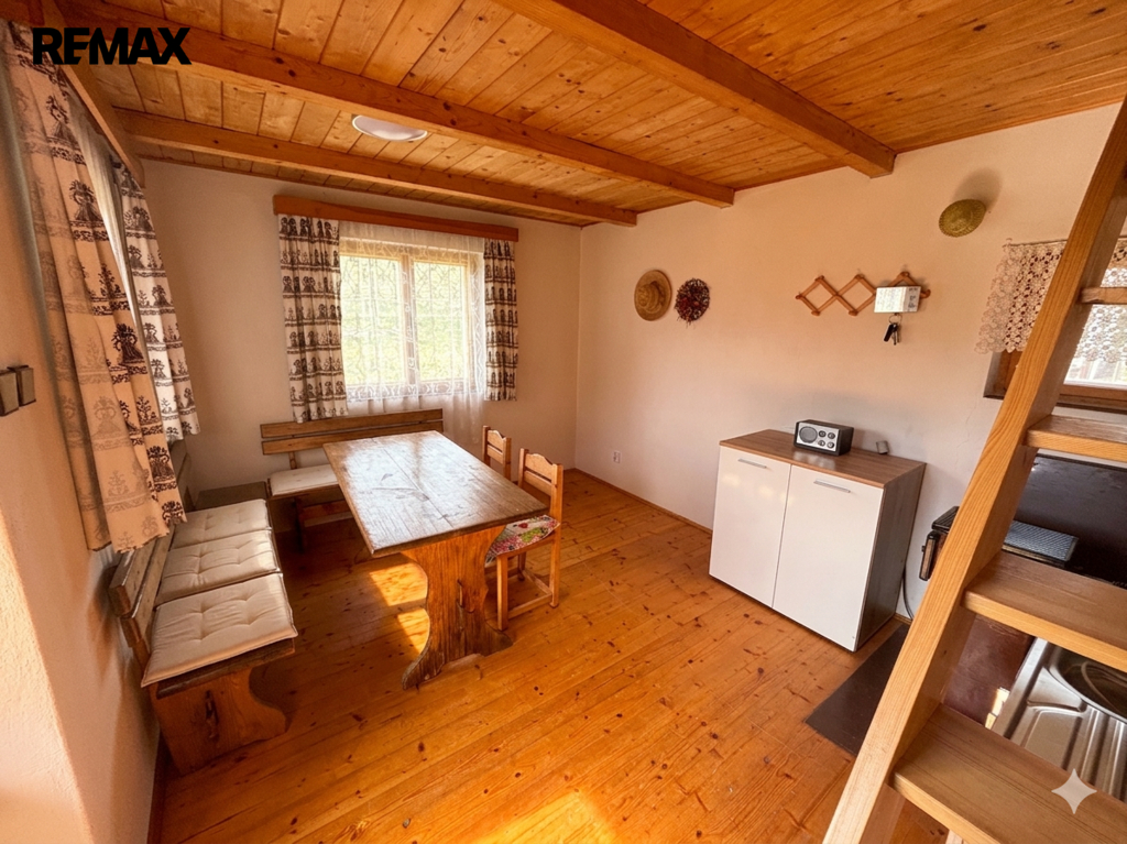 Obytný prostor s jídelním stolem