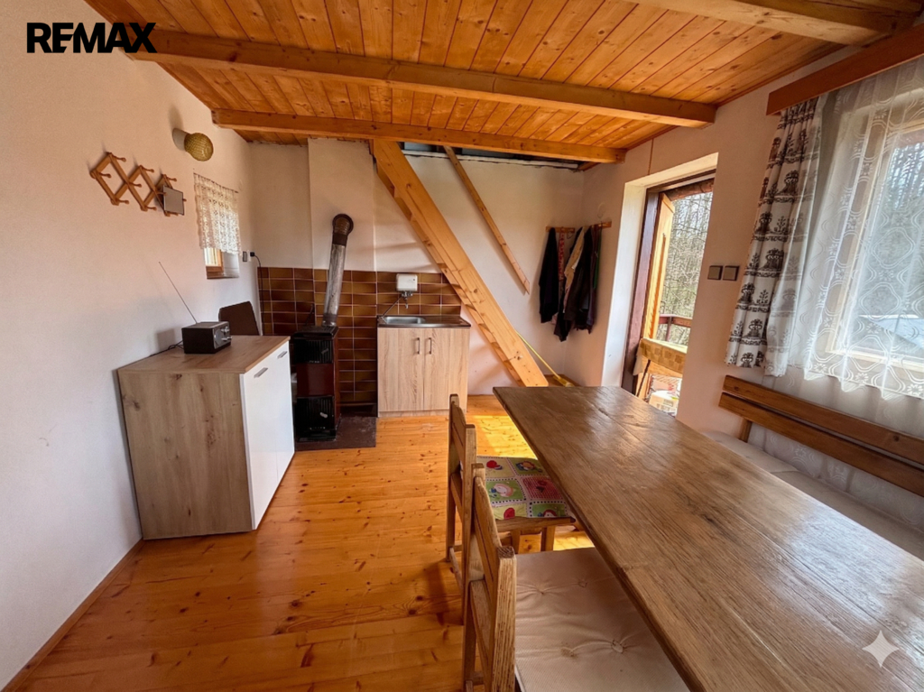 Kuchyňský kout a schodiště