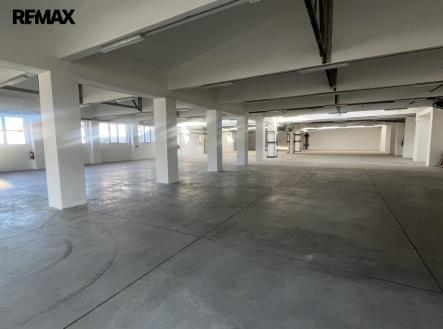 Pronájem skladovací prostor, 1 494 m²