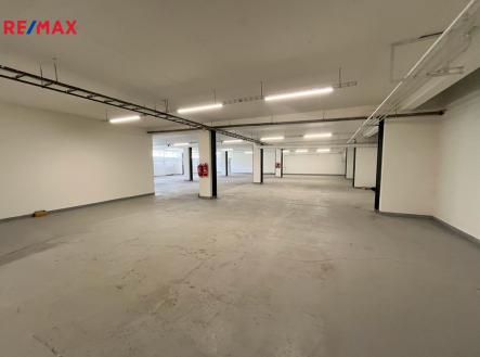 Pronájem - skladovací prostor, 404 m²