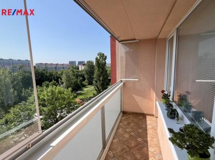 Zasklená lodžie s výhledem do zeleně