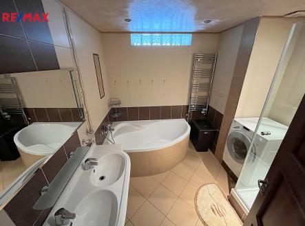 Koupelna s vanou a sprchou