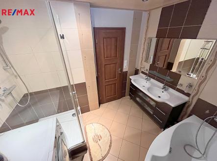 Koupelna s vanou a sprchou