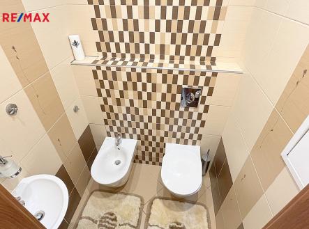 Samostatné WC a bidet