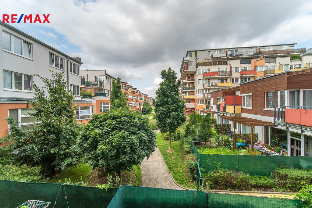 Pronájem moderního bytu 2+kk, Praha Vysočany - Nová Harfa s balkonem a parkovacím stáním